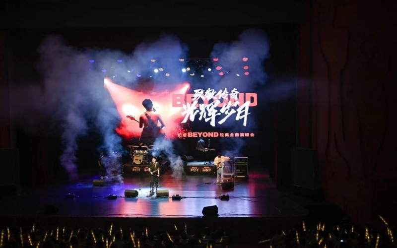  巴黎主场灯光秀致敬传奇  